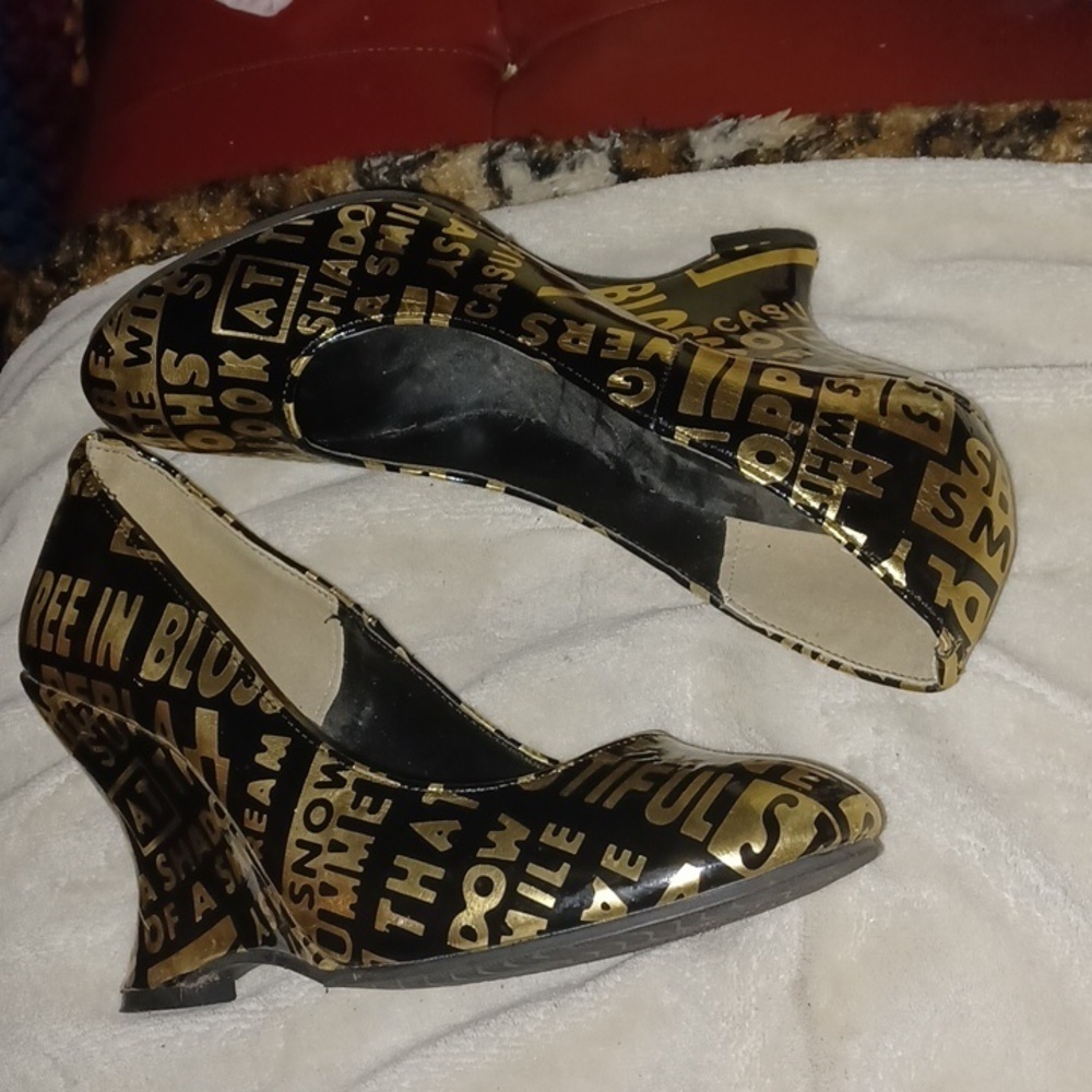 Prima de Amore Wedges, black & gold, printed, patent leather look, sz 7